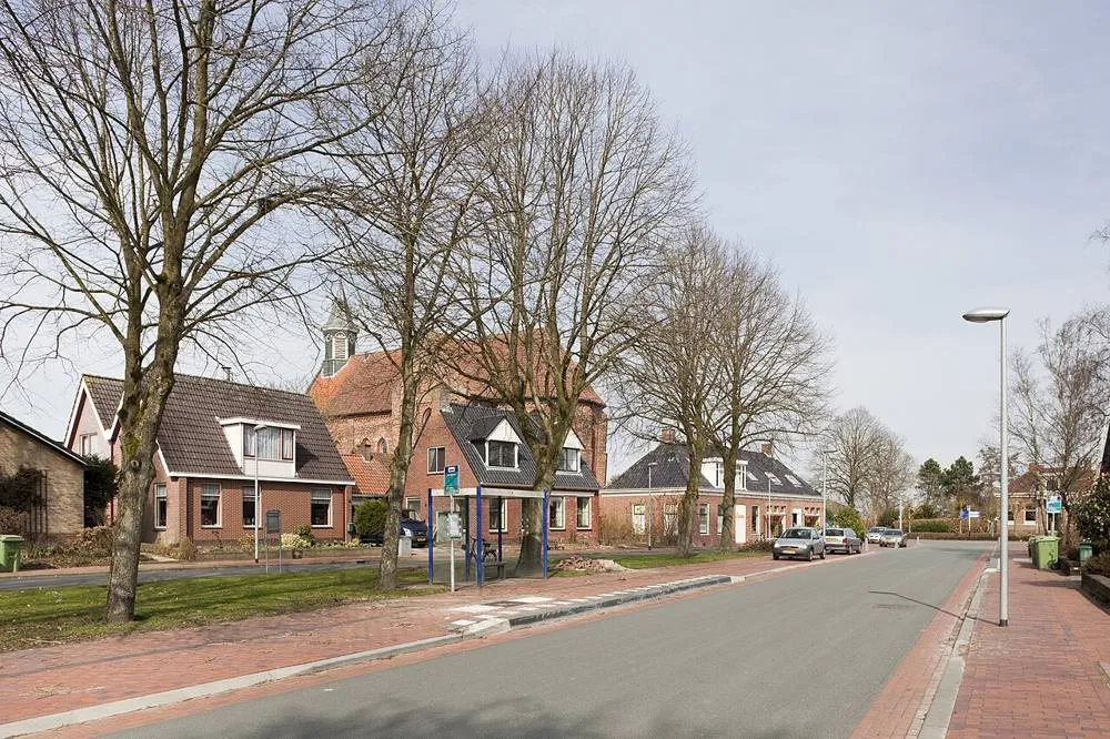 Holwierde: Overzicht van de kerk in het straatbeeld. Zicht vanaf de Hoofdweg richting het noordwesten - Holwierde - 20529627 - RCE