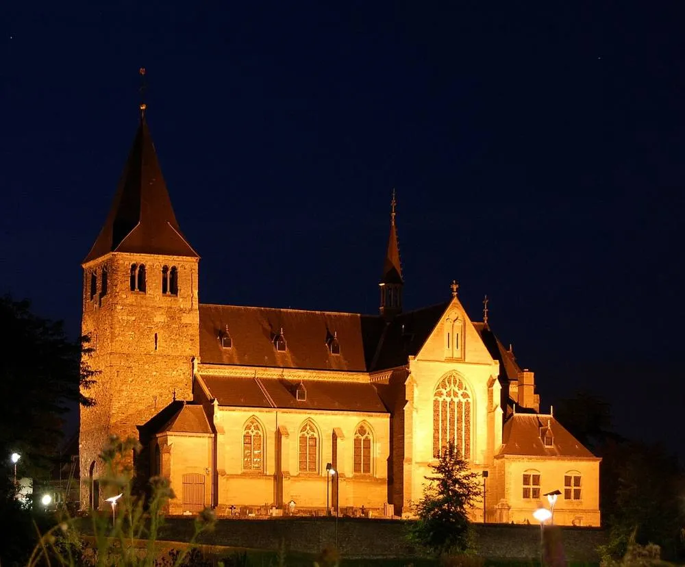 Heel: Church Heel by night