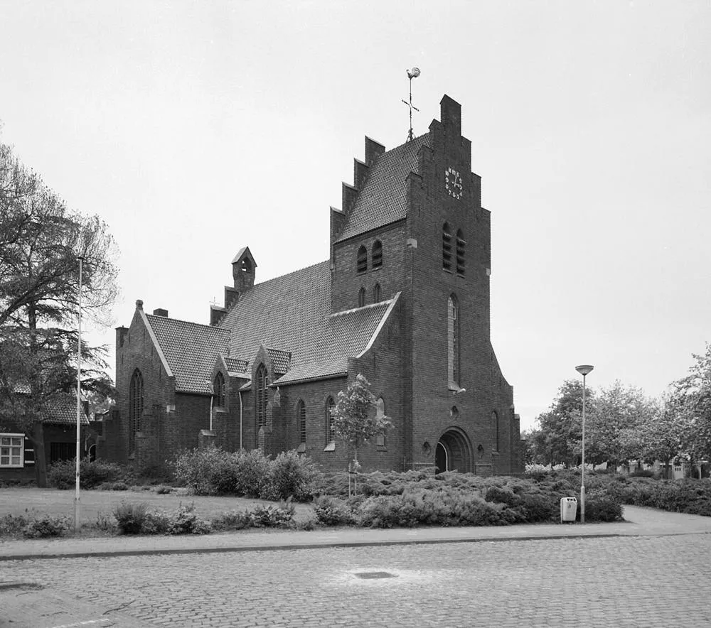Kronenberg: Overzicht noordwestgevel met kerktoren met trapgevels - Kronenberg - 20354313 - RCE
