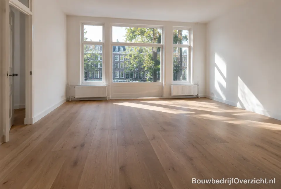 Nieuwe eikenhouten vloer in een woonkamer
